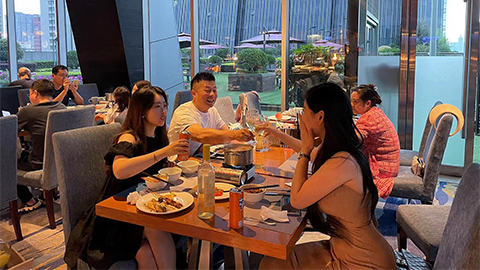 3 alumni enjoying drink and laughing