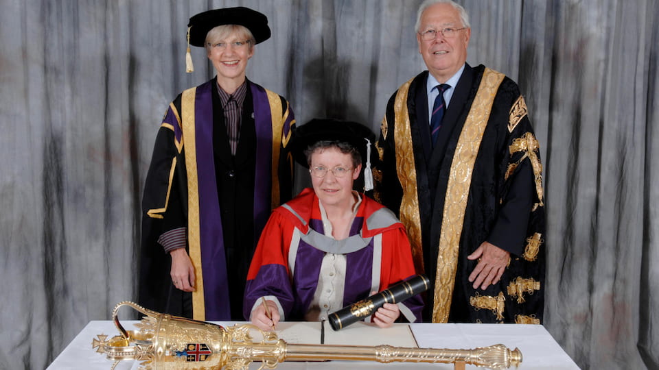 Professor Dame Jocelyn Bell Burnell with the Chancellor and Vice-Chancellor receiving her honorary degree