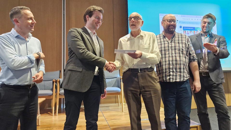 Luksa Kujovic receiving his poster prize at Advances in Photovoltaics event