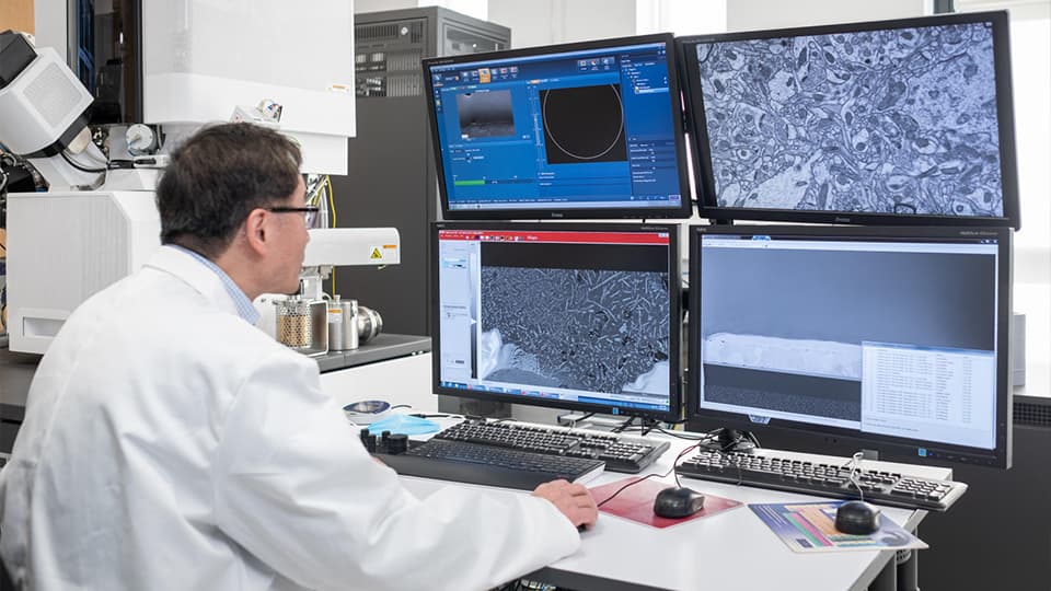 image of 4 computer screens in a lab 