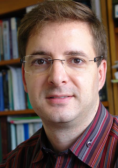 Portrait photo of Felipe Iza