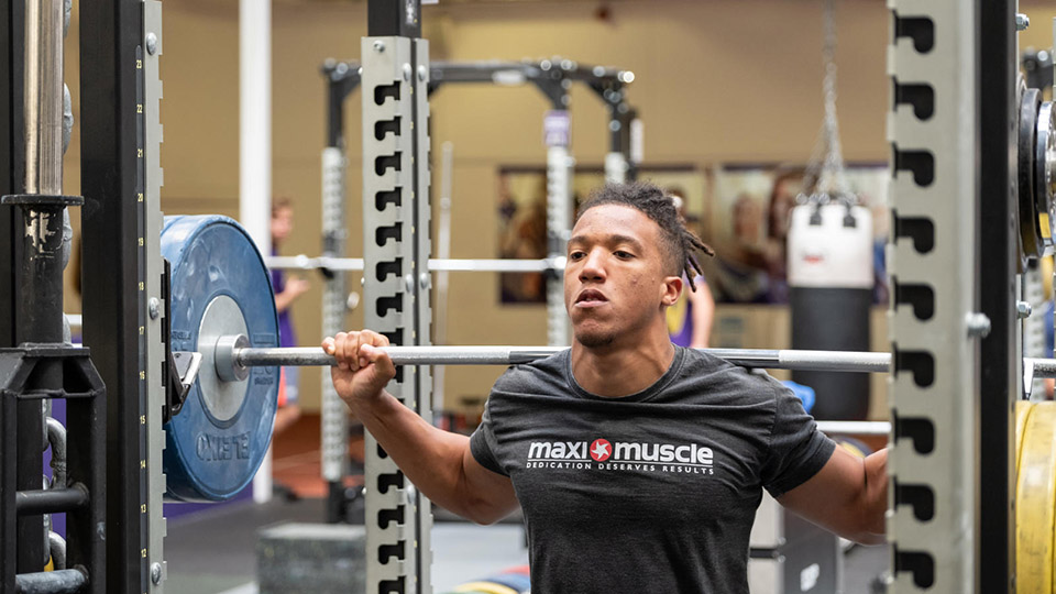 Lifting weights in gym