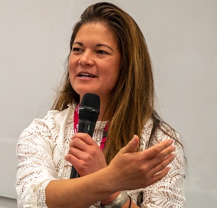 A picture of Jennifer Wong holding a microphone