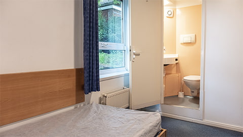 Cayley Loughborough student accommodation bedroom with en-suite bathroom