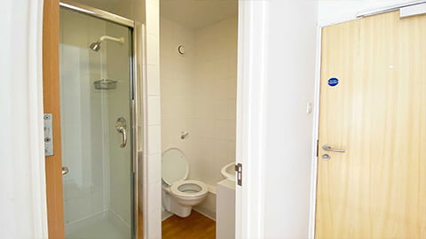 En-suite bathroom in large David Collett bedroom