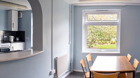 Seated dining area in a standard Faraday kitchen, an excellent space for students to eat dinner and socialise.