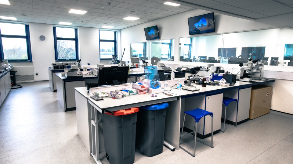 West Park Labs WPL108 - Spacious specialist lab with workstations, computers, lab equipment, blue stools, and large windows. Monitors display digital content.