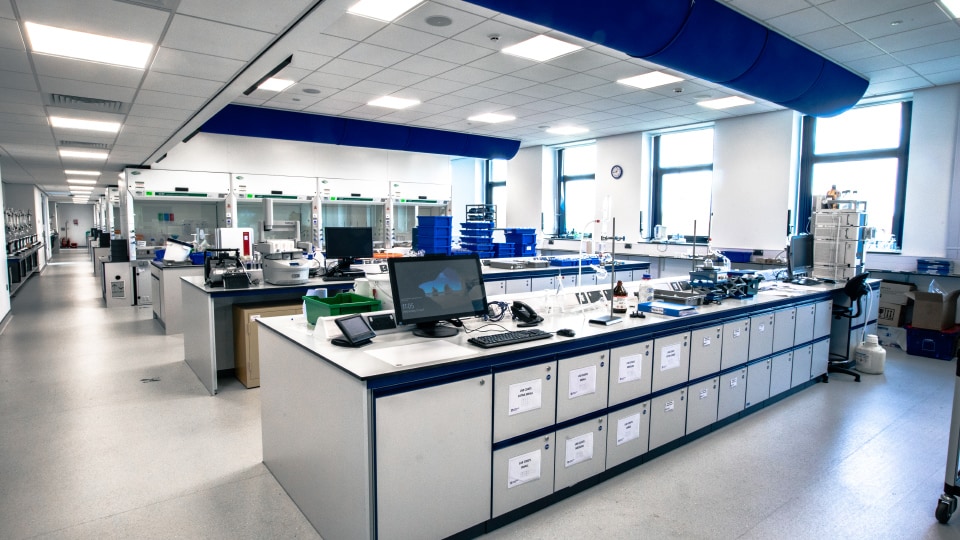 West Park Labs WPL209 - Spacious specialist lab with workstations, computers, fume hoods, and equipment. Bright lighting and large windows create an open, organized environment.