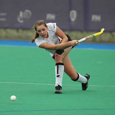 Giselle Ansley playing hockey
