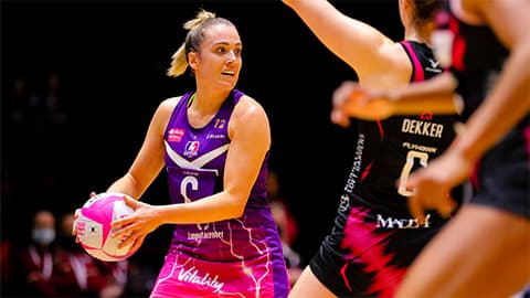 netball players on court