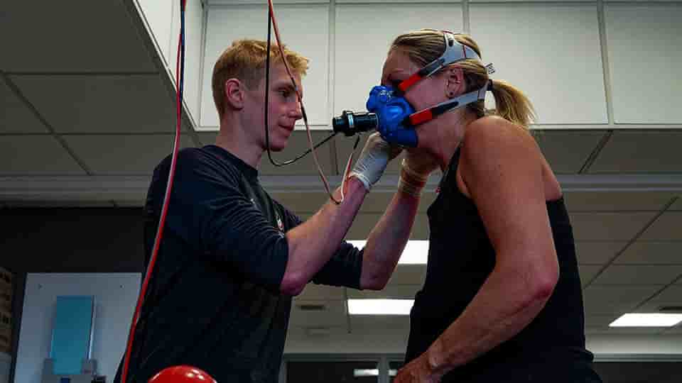 Amy, a physiology client is working with Alex, one of our physiologists on some run testing.