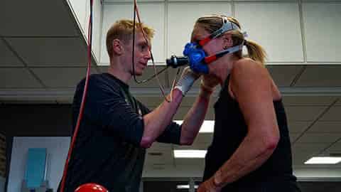 Amy, a physiology client, is working with Alex on some run testing.