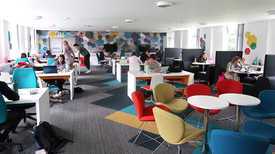 William Morris Learning Commons 626-001 - multiple desks and seating options in a bespoke setting.