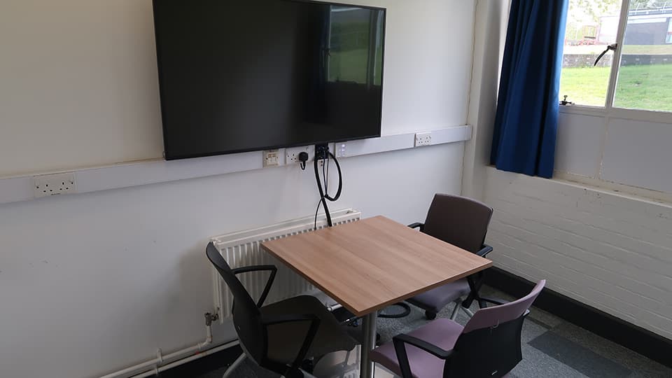 Wavy Top WAV030 - small table and screen