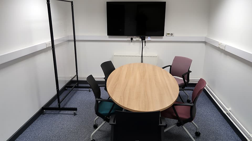 Wavy Top WAV033 - oval table and screen