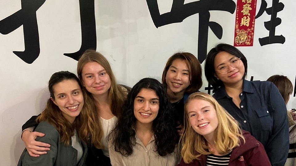 Simona and five friends at a restaurant.