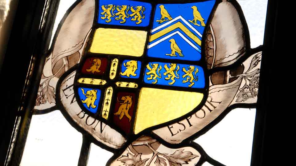 Stained glass bearing the phrase 'en bon espoir', which translates from the French to 'in good hope'...