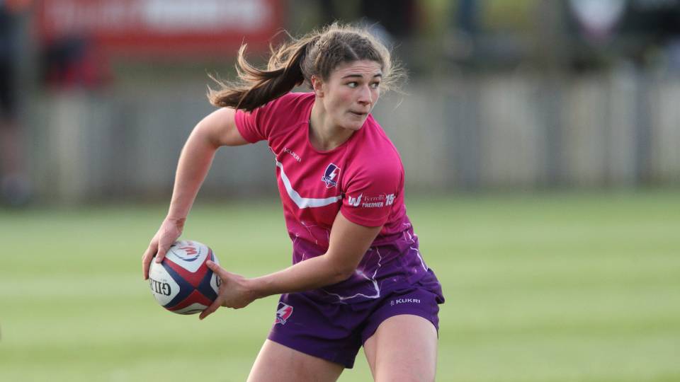 Helen Nelson playing rugby for lightning