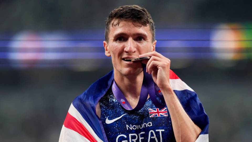 jake wightman with his silver medal